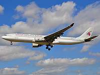 lhr/low/A7-AEB - A330-300 Qatar Airways - 27-08-09.jpg