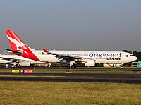syd/low/VH-EBV - A330-202 Qantas (One World) - SYD 07-04-2018.jpg